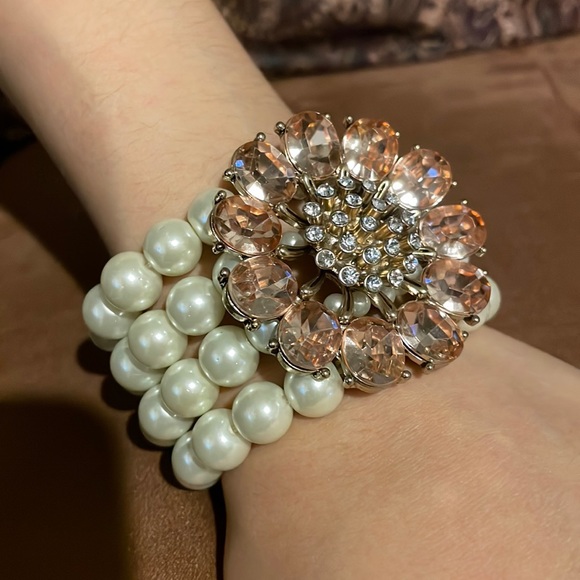 none Jewelry - PEARLS AND PINK CRYSTALS FLOWER BRACELET.